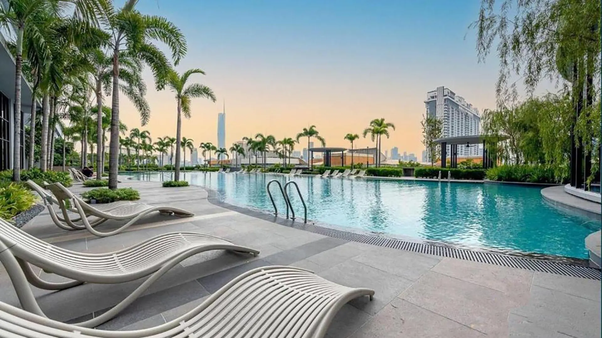 Skyscraper 65 Kl Highest Outdoor Bathtub Luxury Lavish Designer Suite Penthouse Lv65 Kuala Lumpur