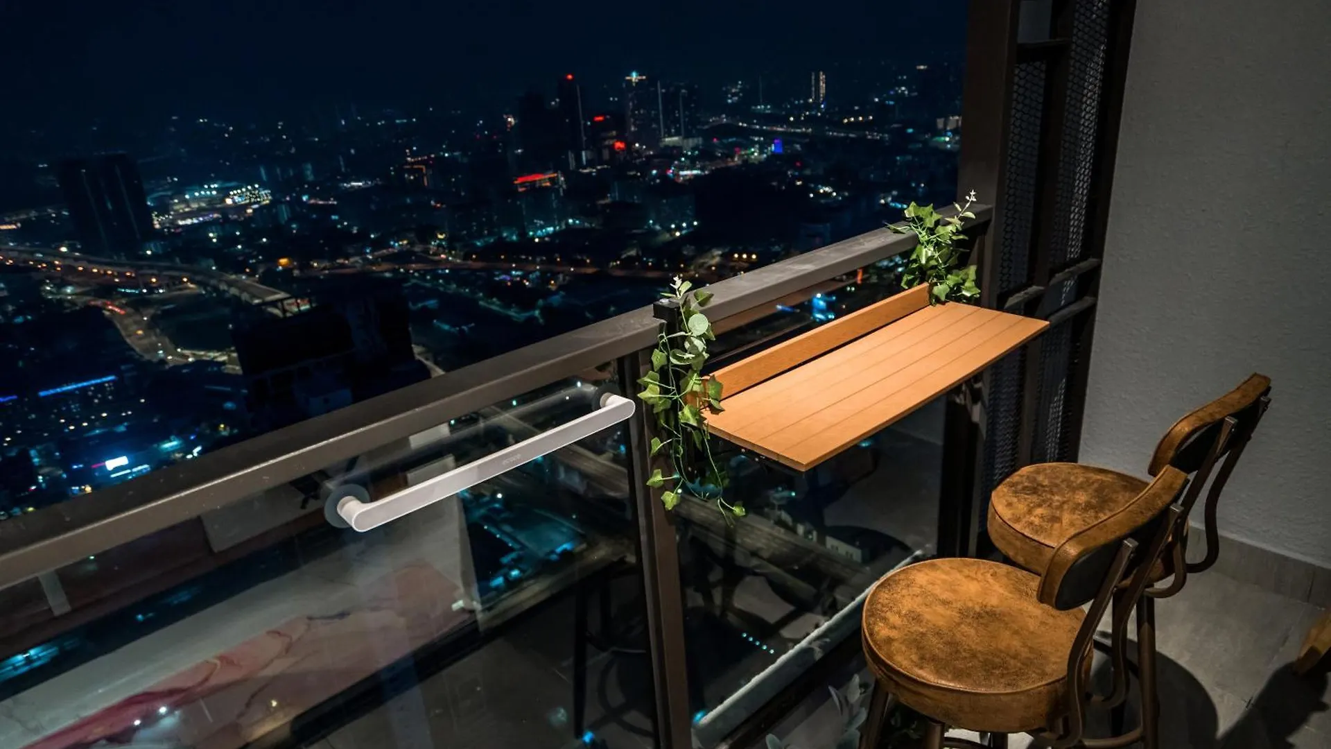 Skyscraper 65 Kl Highest Outdoor Bathtub Luxury Lavish Designer Suite Penthouse Lv65 Kuala Lumpur Apartahotel